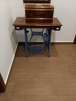 Máquina de coser antigua con pedal