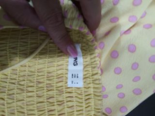 Vestido amarillo lunares rosa