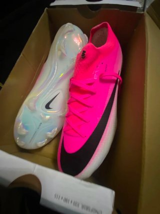 Botas de fútbol Nike rosas y blancas