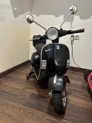 Moto Vespa Negra Scooter de niñ@ de bateria