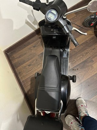 Moto Vespa Negra Scooter de niñ@ de bateria