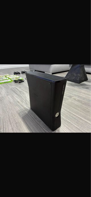 Xbox 360 Negra + 7 Juegos y 2 Mandos