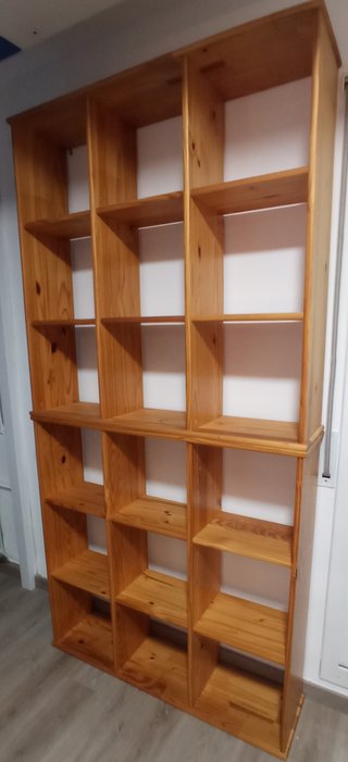 Conjunto de Muebles de pino macizo, barnizados.