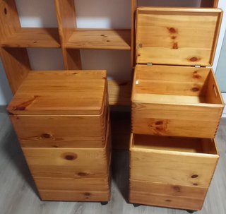 Conjunto de Muebles de pino macizo, barnizados.