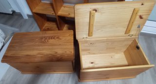 Conjunto de Muebles de pino macizo, barnizados.