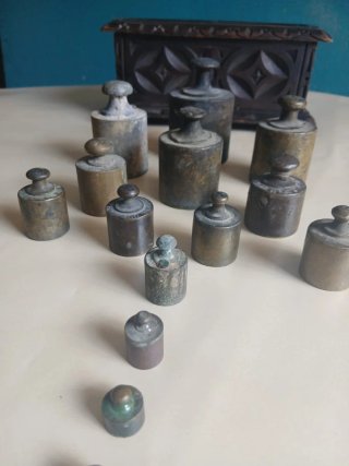 Juego de pesas de balanza antiguas