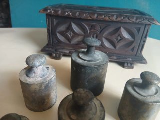 Juego de pesas de balanza antiguas