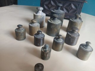 Juego de pesas de balanza antiguas