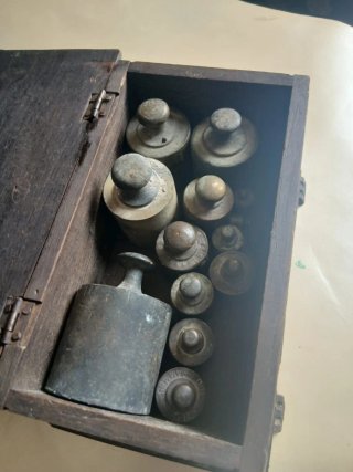 Juego de pesas de balanza antiguas
