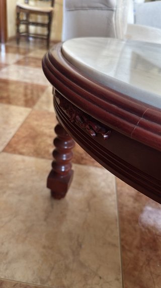 Mesa redonda de madera maciza con tapa de mármol