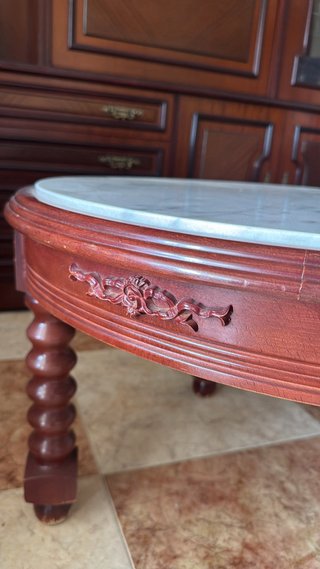 Mesa redonda de madera maciza con tapa de mármol