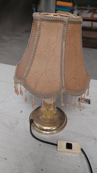 Lámpara de mesilla dorada y marrón