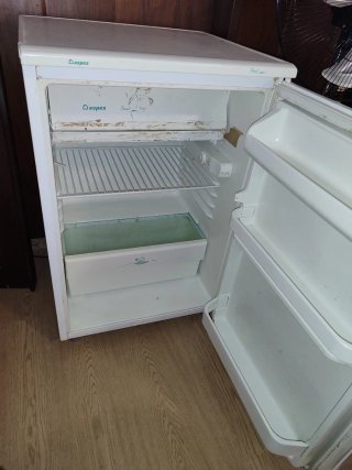 Nevera Aspes Blanca, con congelador