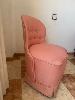 Sillón rosa estilo clásico