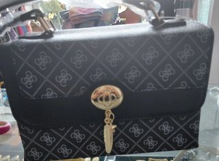 Bolso Negro y Dorado con Logo