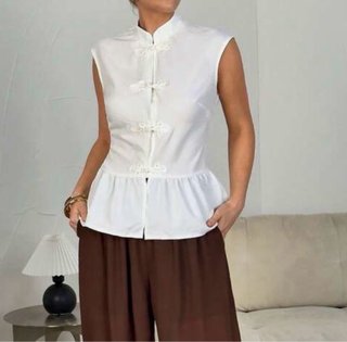 Blusa blanca con botones de nudo