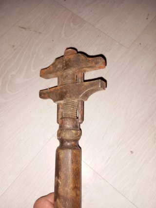Llave inglesa antigua ajustable