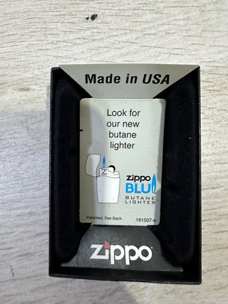 Accendino Zippo con la sua scatola originale