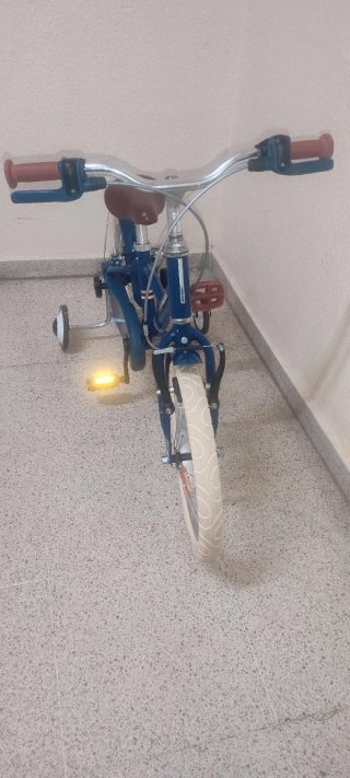 Bicicleta infantil azul con ruedines