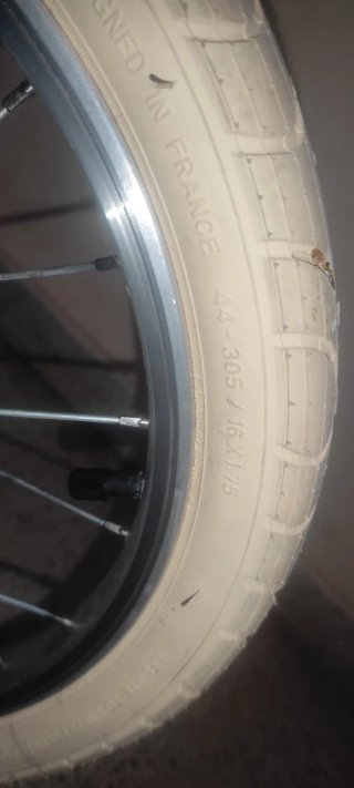 Bicicleta infantil azul con ruedines