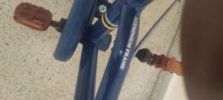 Bicicleta infantil azul con ruedines