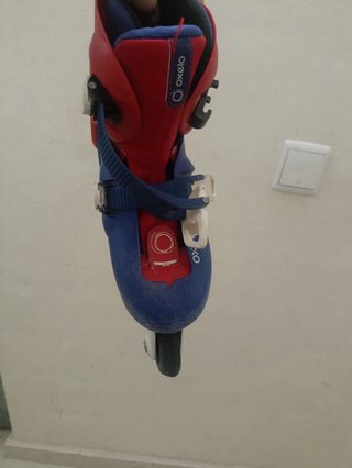 Patines en línea rojos y azules