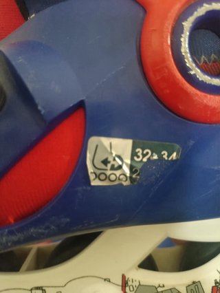 Patines en línea rojos y azules