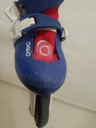 Patines en línea rojos y azules