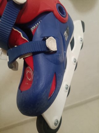 Patines en línea rojos y azules