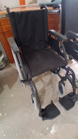 Sillas de ruedas una rigida otra plegable.