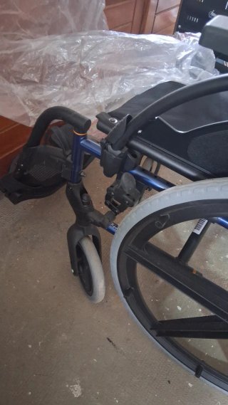 Sillas de ruedas una rigida otra plegable.