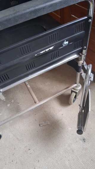 Sillas de ruedas una rigida otra plegable.