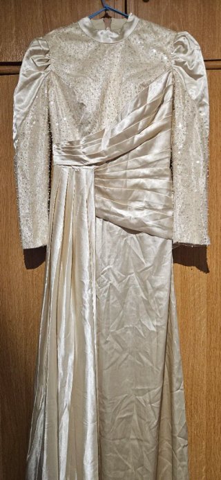 Vestido dorado elegante con pedrería