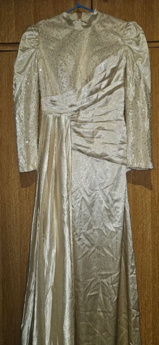 Vestido dorado elegante con pedrería