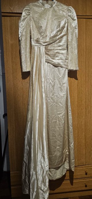 Vestido dorado elegante con pedrería