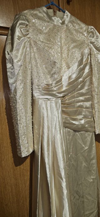 Vestido dorado elegante con pedrería