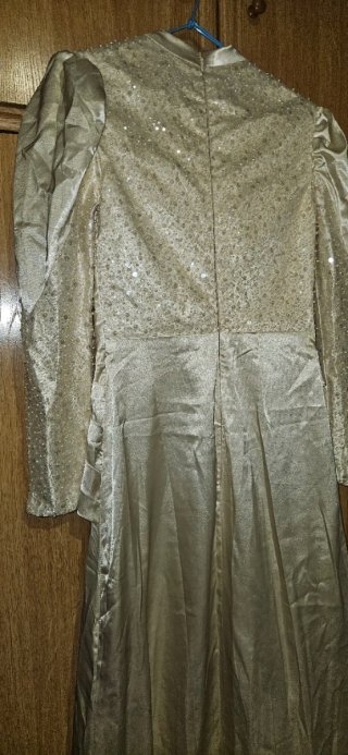 Vestido dorado elegante con pedrería