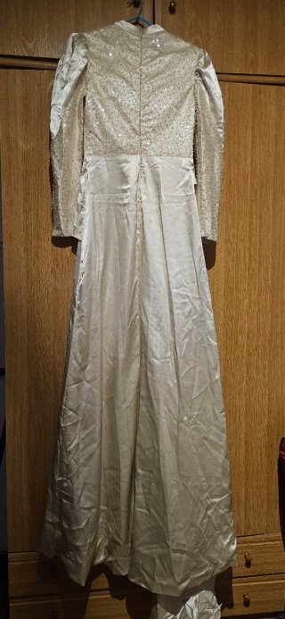 Vestido dorado elegante con pedrería