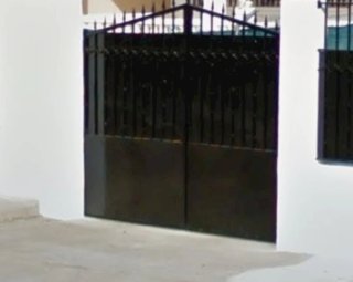 Puerta exterior de hierro