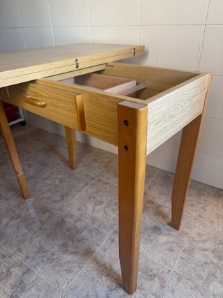 Mesa de madera con cajón y 2 taburetes