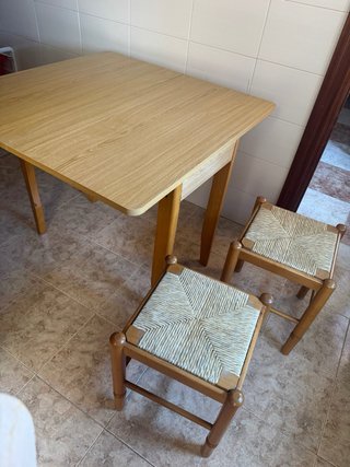 Mesa de madera con cajón y 2 taburetes
