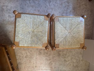 Mesa de madera con cajón y 2 taburetes
