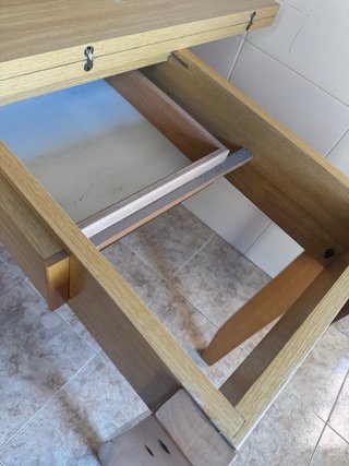 Mesa de madera con cajón y 2 taburetes