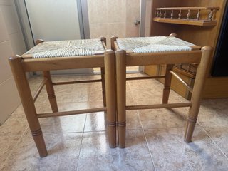 Mesa de madera con cajón y 2 taburetes