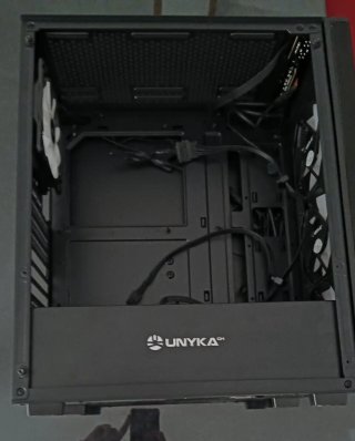 Caja PC UNYKAch MIR 100 - UK511303 (1 año de uso)
