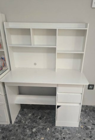 Escritorio blanco sin estrenar