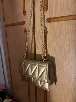 Bolso dorado acolchado con cadena