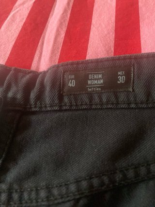 Pantalón corto vaquero negro desgastado