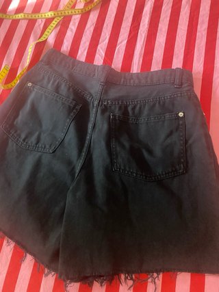 Pantalón corto vaquero negro desgastado