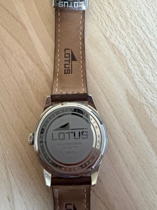 Reloj Lotus con correa marrón
